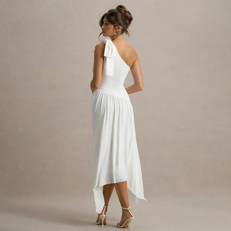 Robe blanche asymétrique
