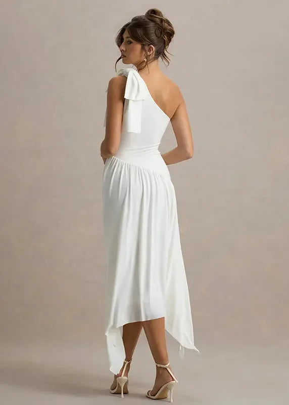 Robe blanche asymétrique