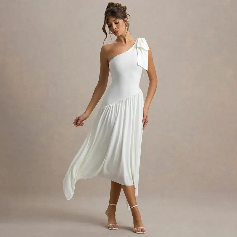 Robe blanche asymétrique