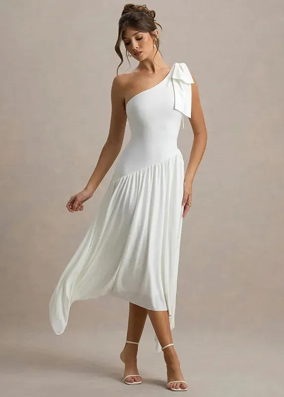 Robe blanche asymétrique