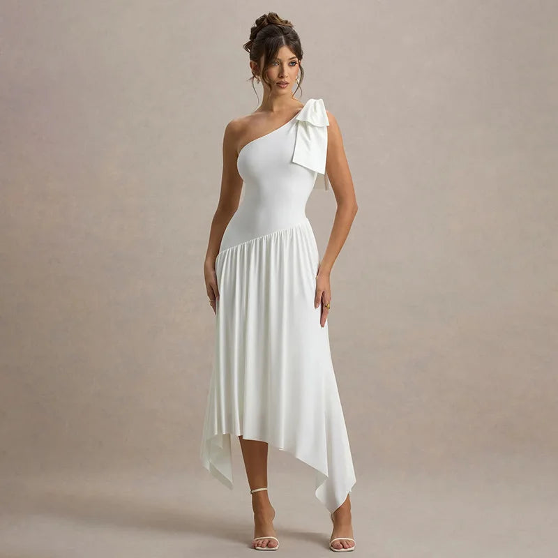 Robe blanche asymétrique