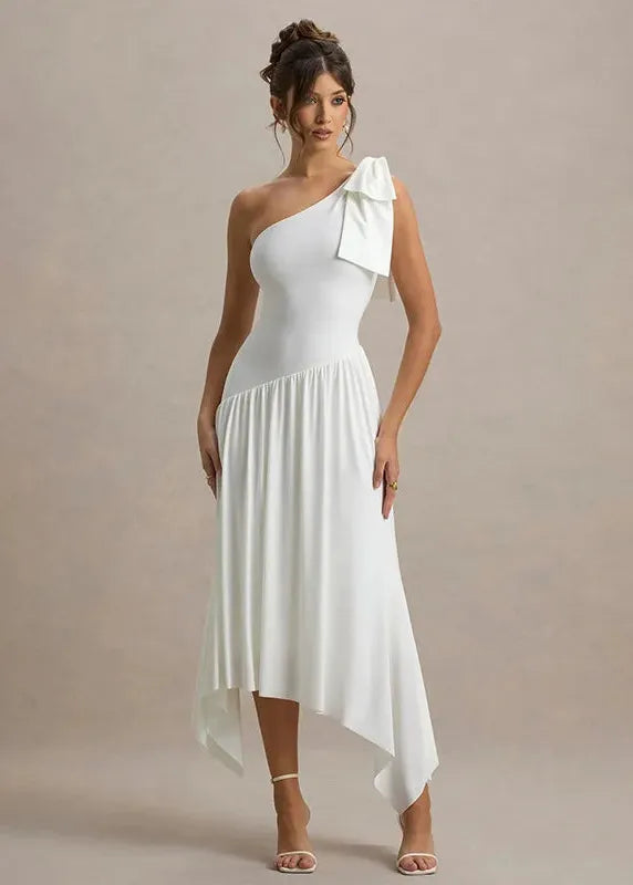 Robe blanche asymétrique