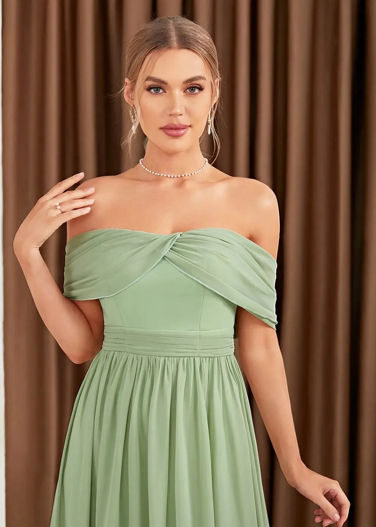 Robe de bal verte épaules dénudées