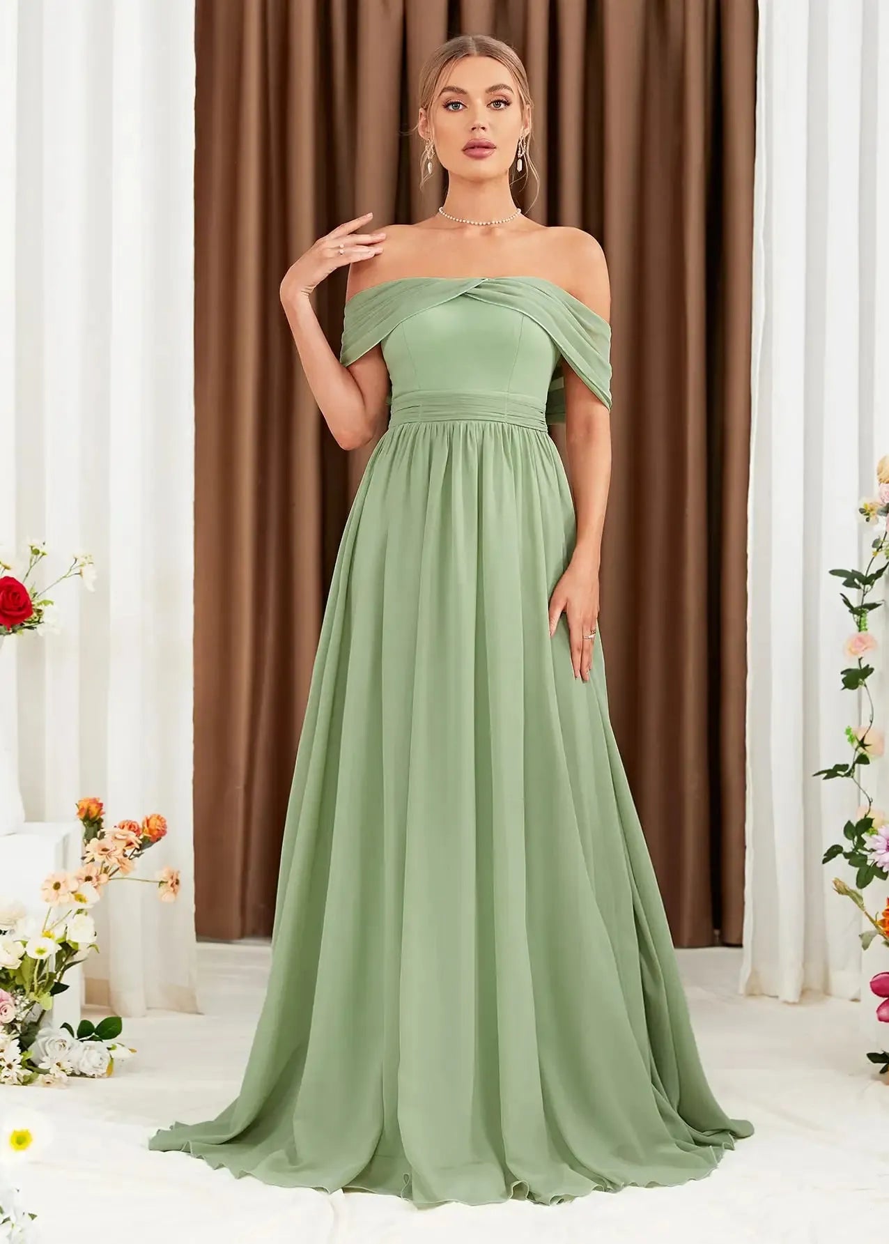 Robe de bal verte épaules dénudées