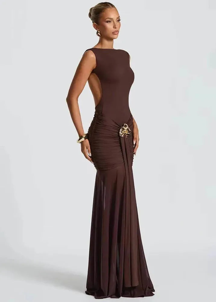 Robe de soirée drapée avec broche