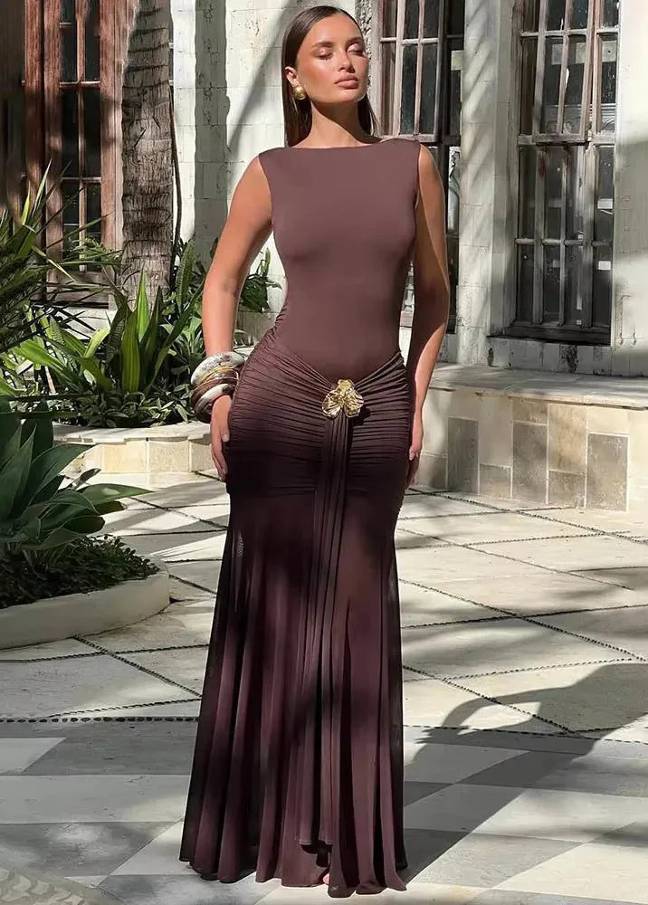 Robe de soirée drapée avec broche