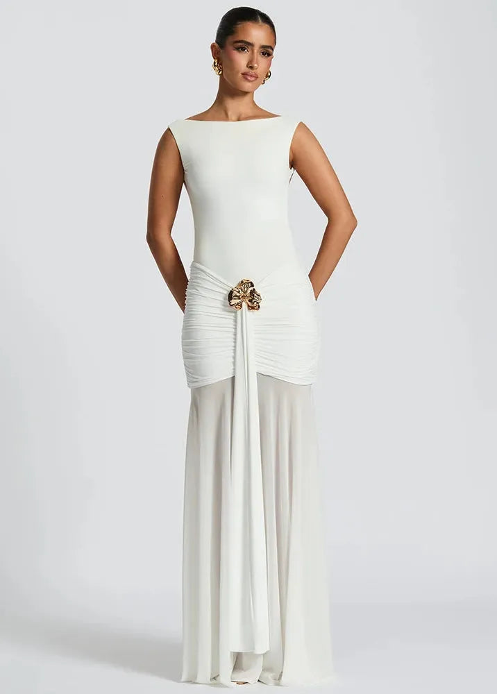 Robe de soirée drapée avec broche