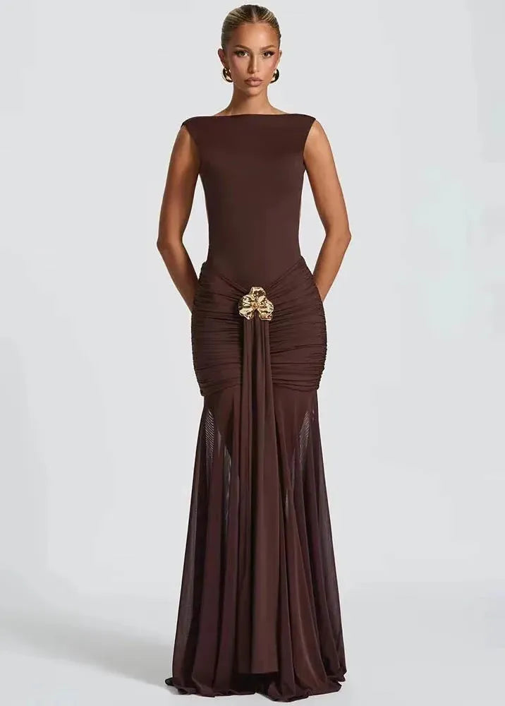 Robe de soirée drapée avec broche