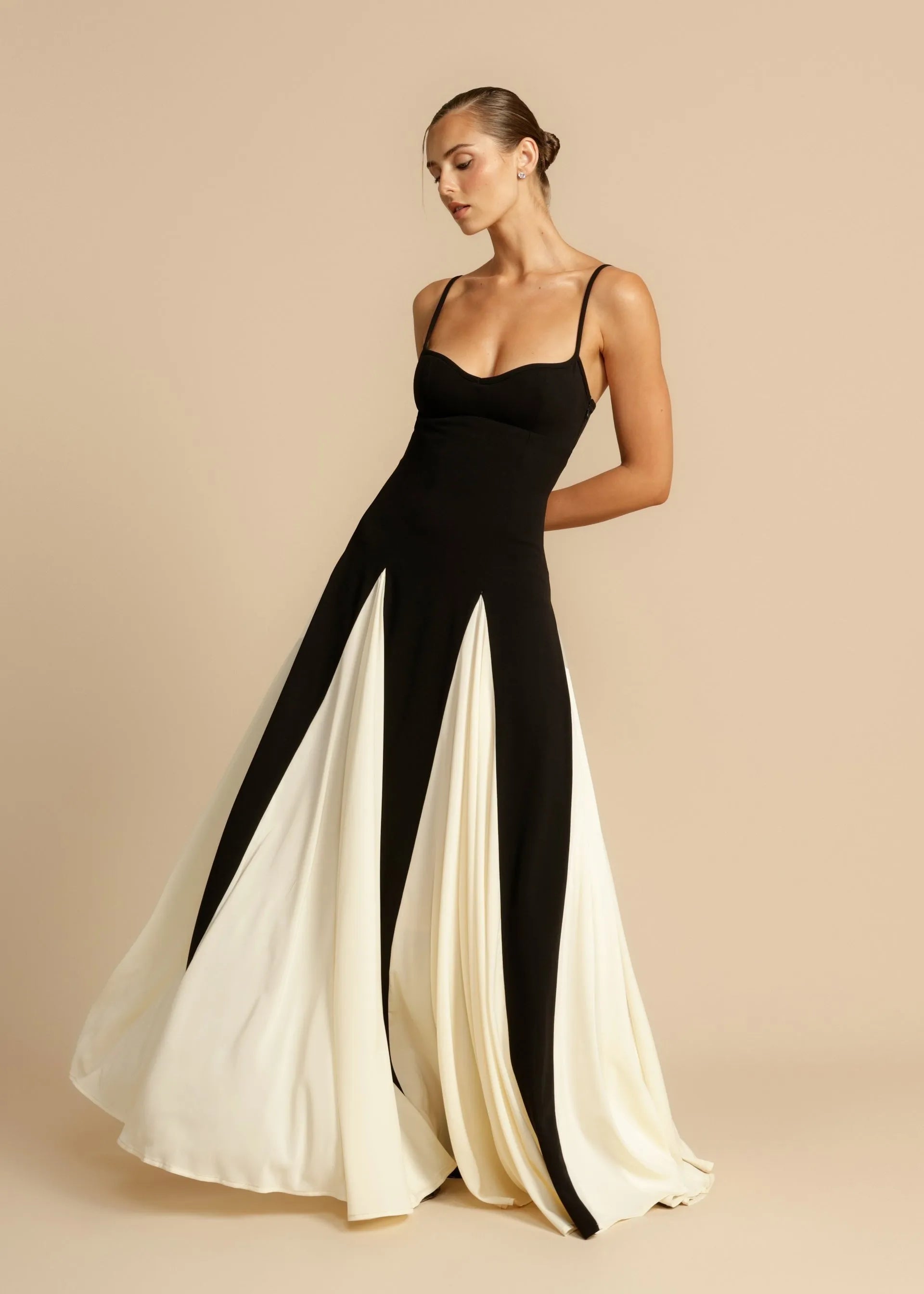Robe longue noire et blanche chic