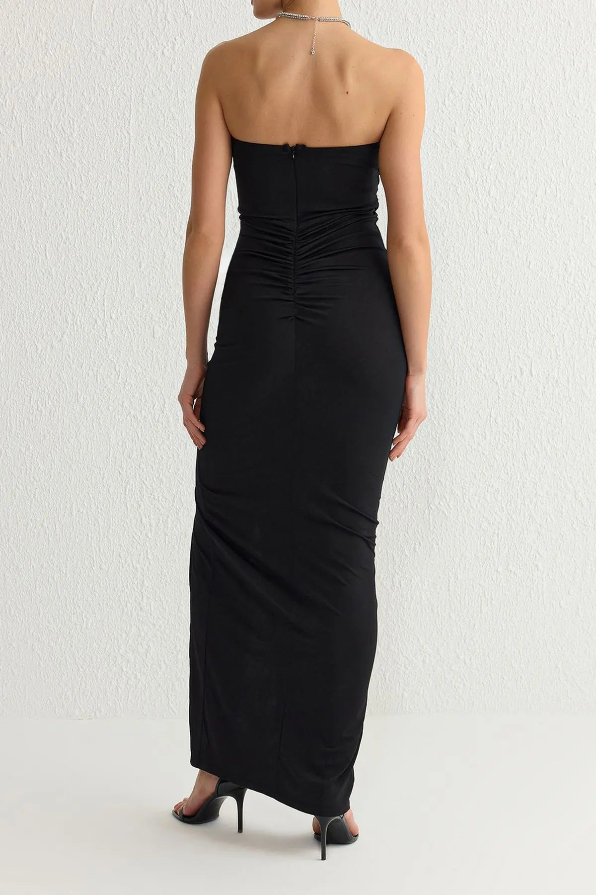 Robe noire froufrou