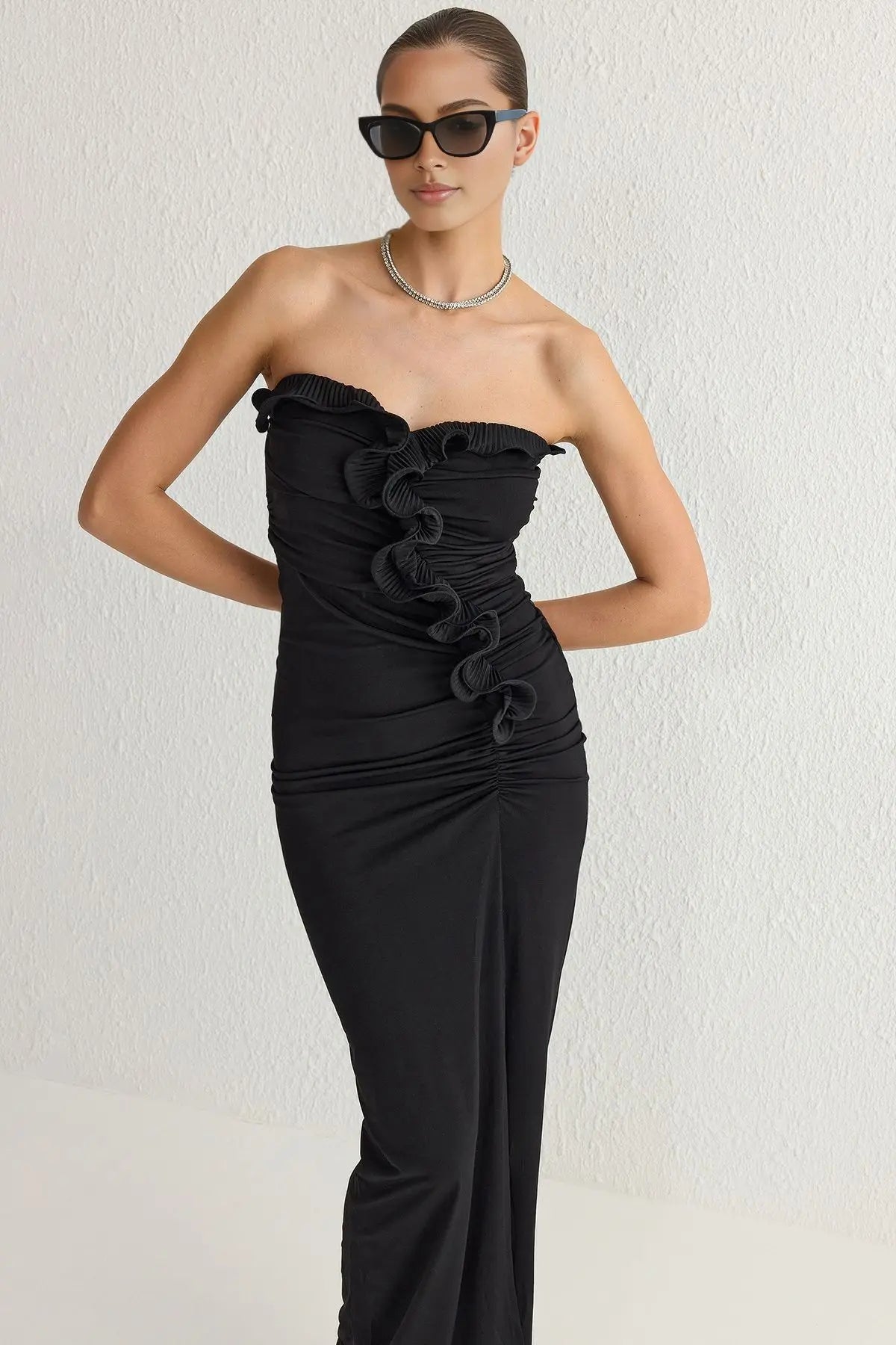 Robe noire froufrou