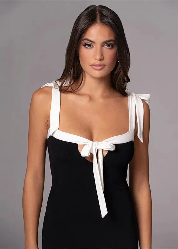 Robe noire longue bretelles nouées