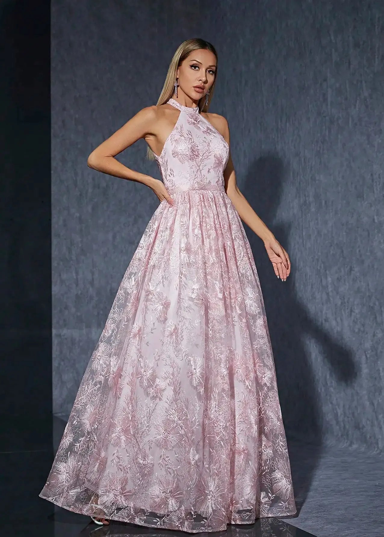 Robe de bal rose brodée