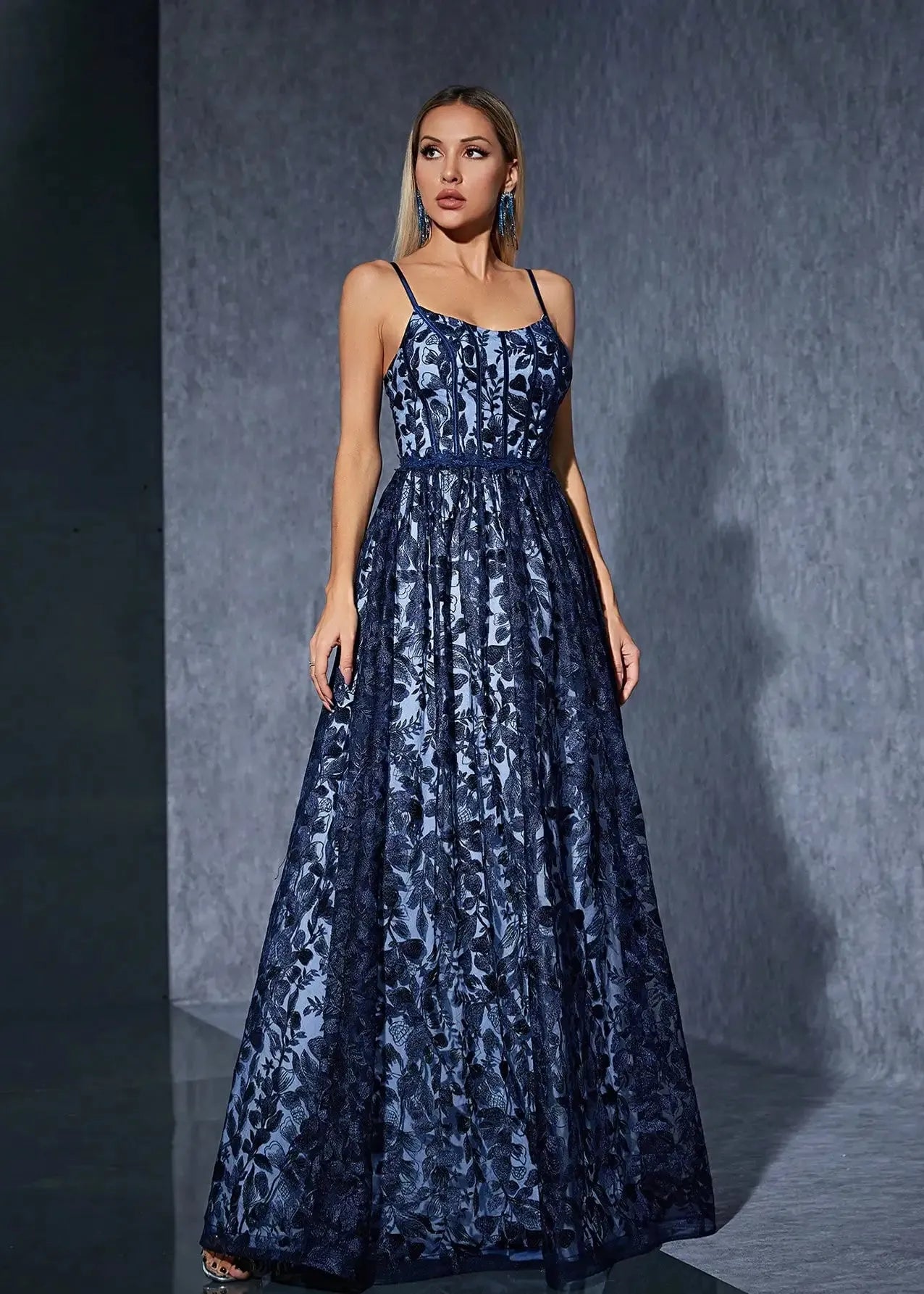 Robe de bal bleue brodée