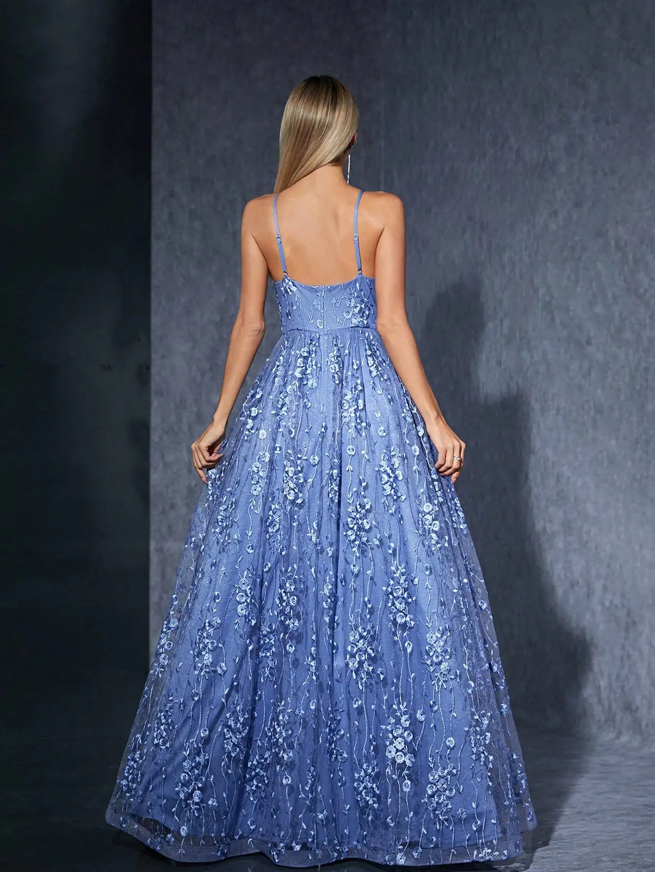 Robe de bal bleue à fleurs