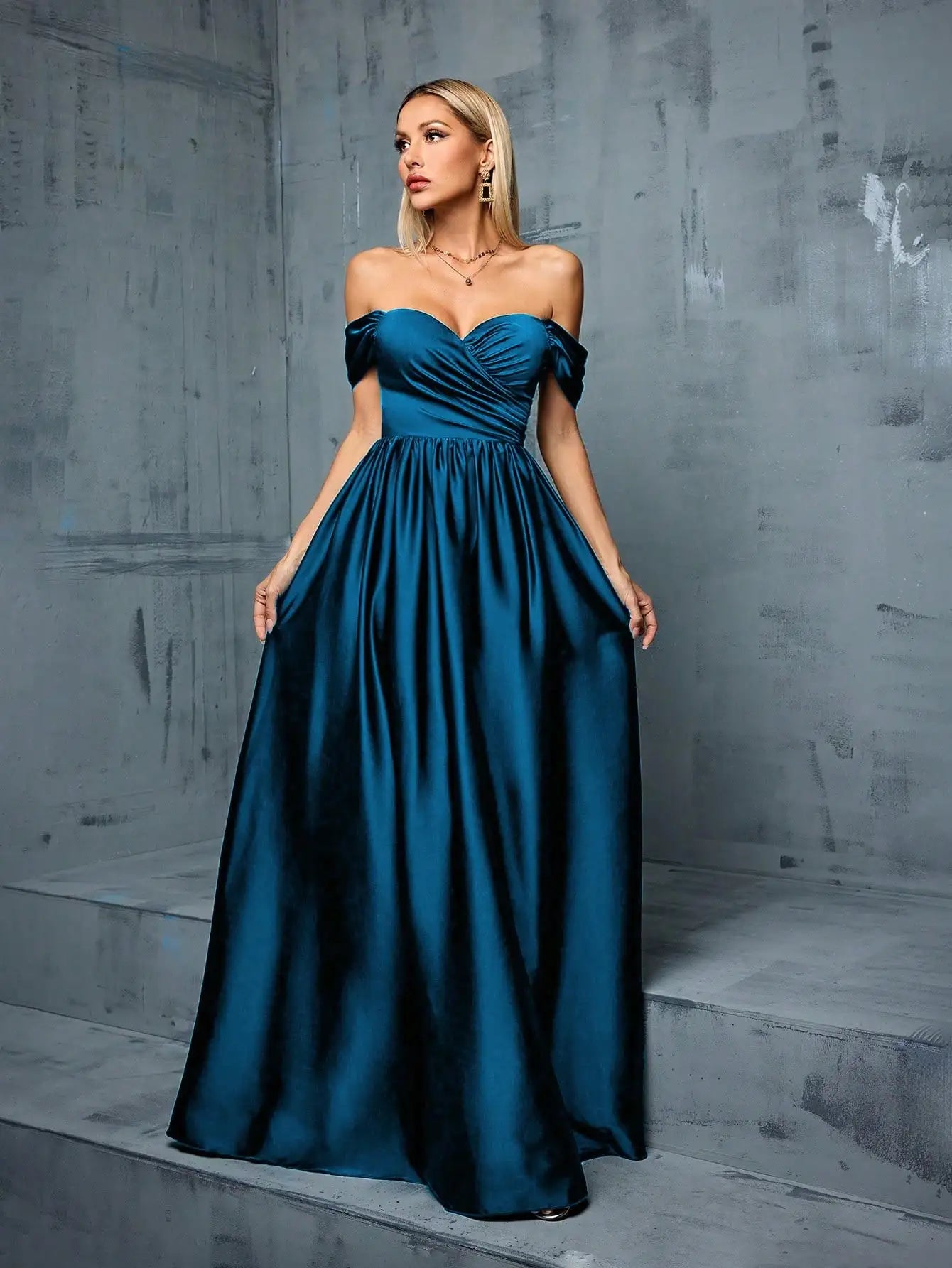 Robe de bal satin bleu épaules dénudées