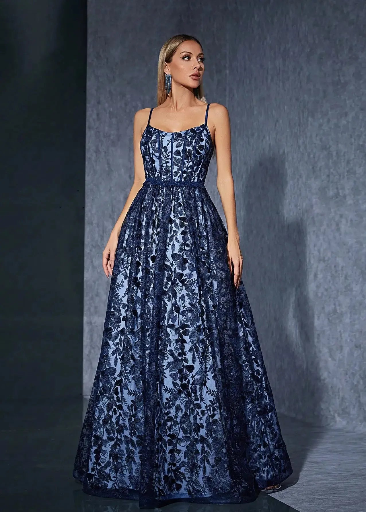 Robe de bal bleue brodée