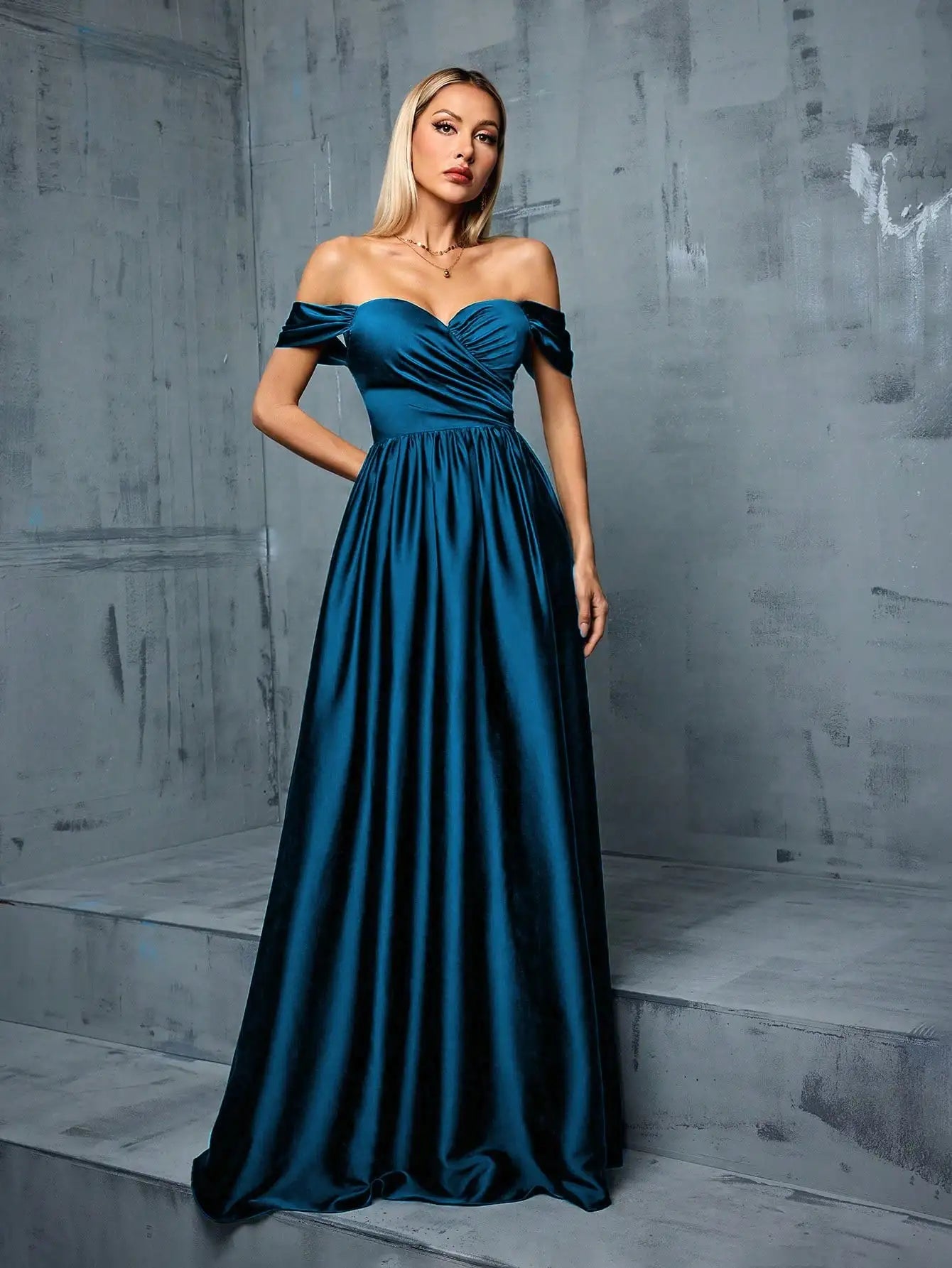 Robe de bal satin bleu épaules dénudées