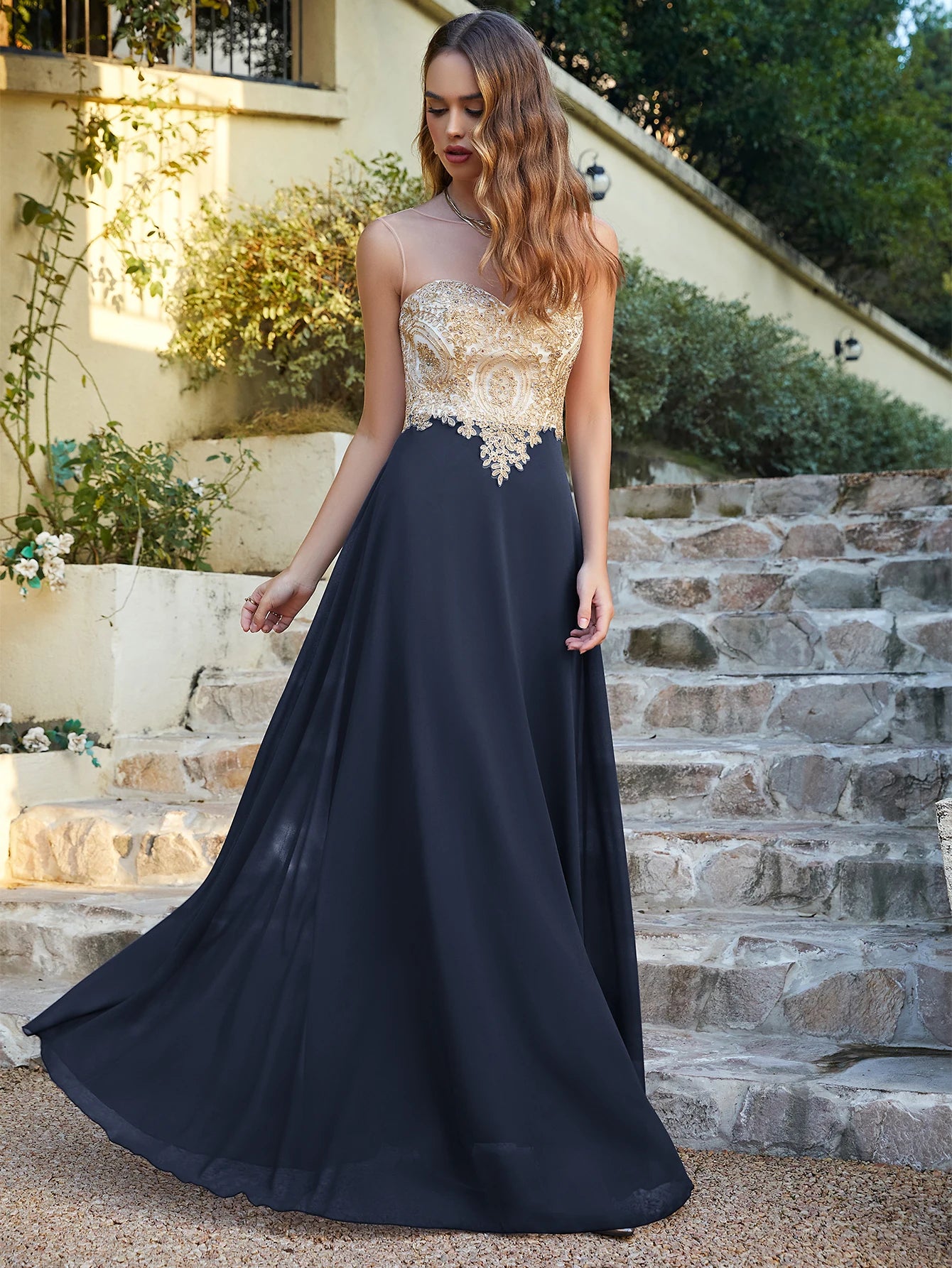 Robe longue invitée mariage bleu et or