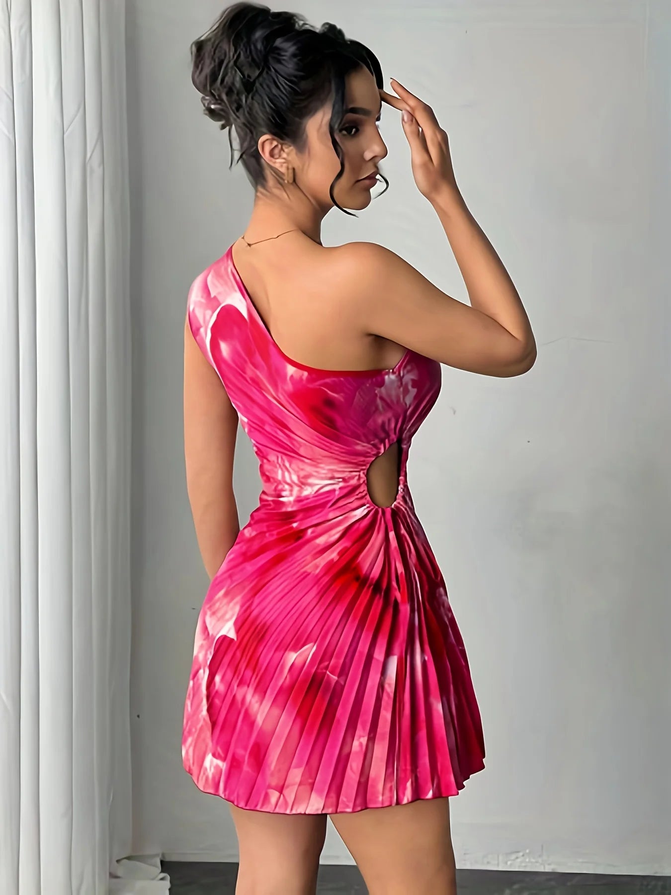 Robe courte rose épaule dénudée