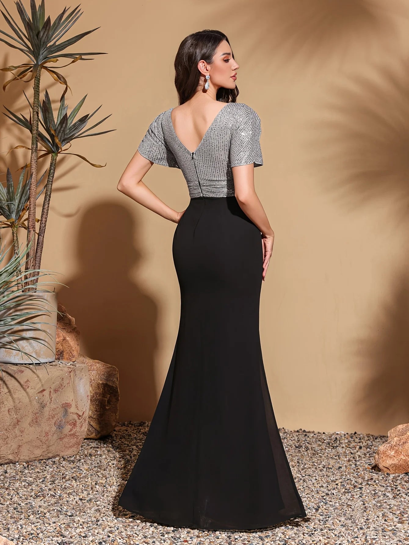 Robe argentée et noire fendue