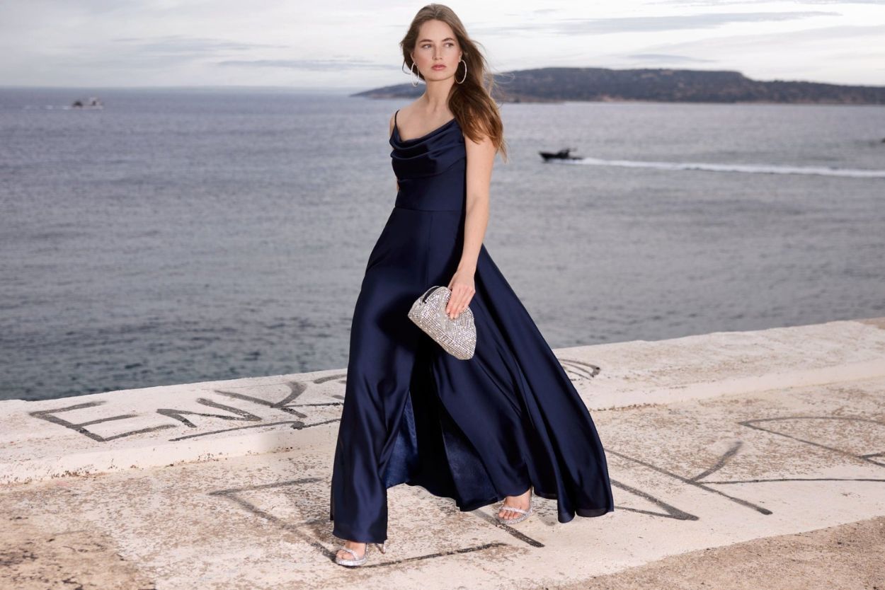 Comment accessoiriser une robe bleu marine pour un mariage ?