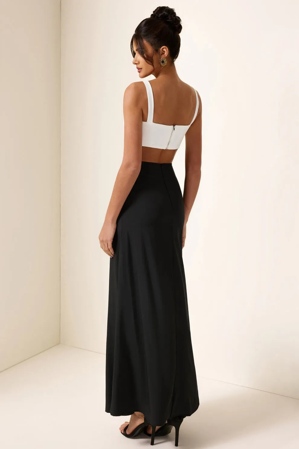 Robe noire et blanche