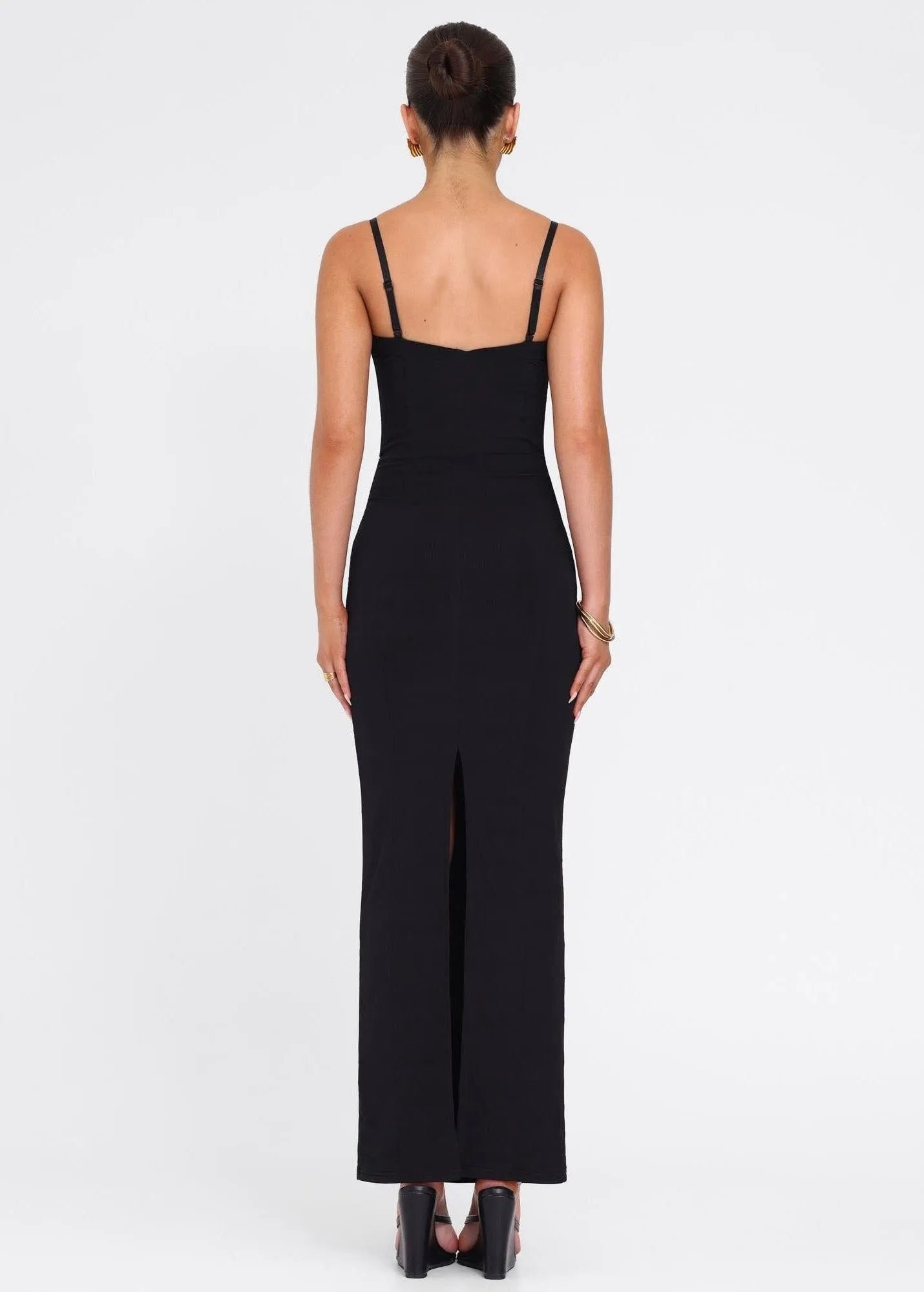 Robe noire femme fatale