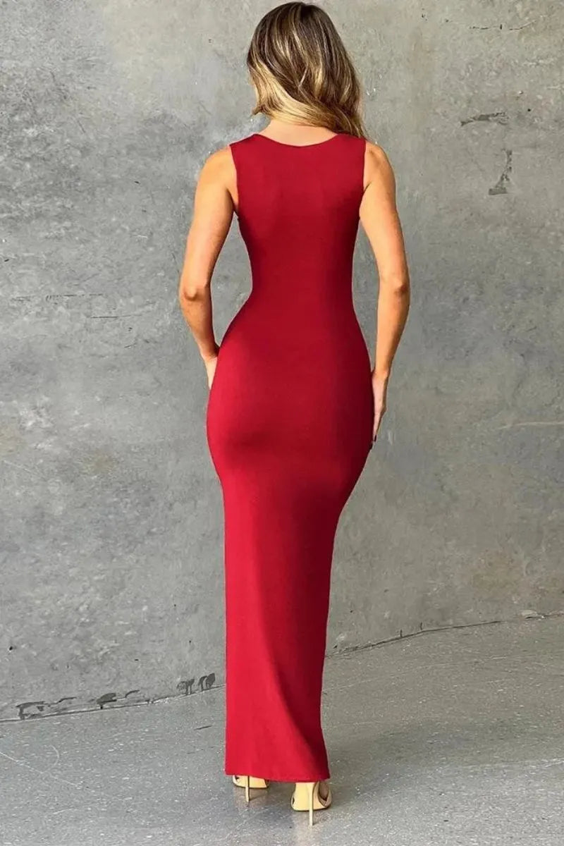 Robe rouge col carré