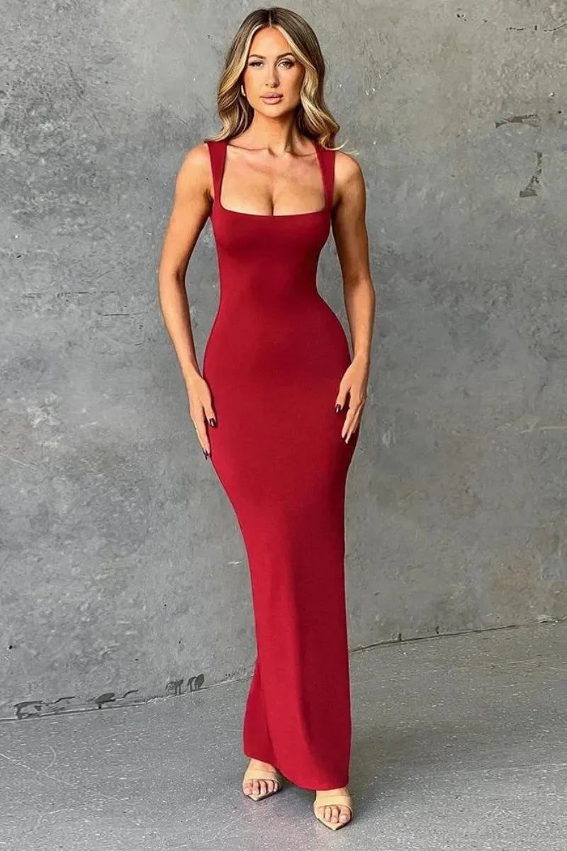 Robe rouge col carré