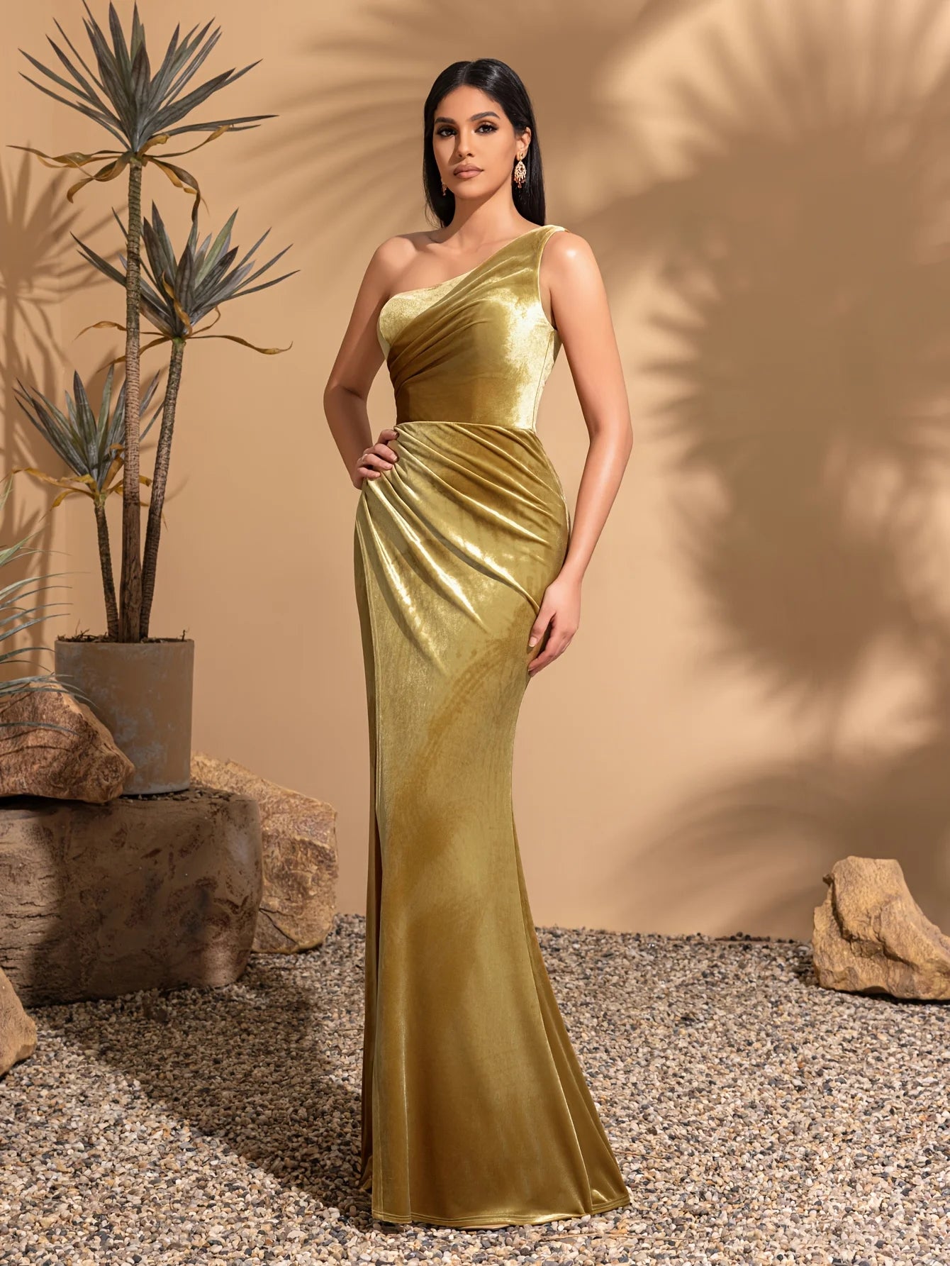 Robe en velours doré