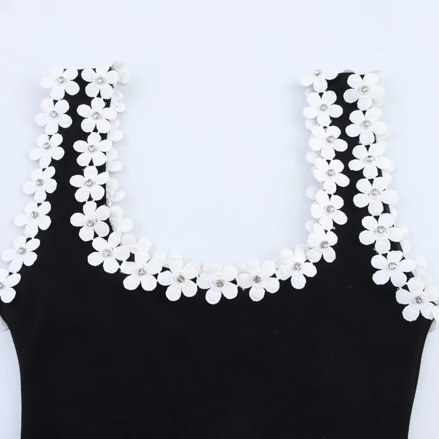 Robe courte noire encolure fleurs