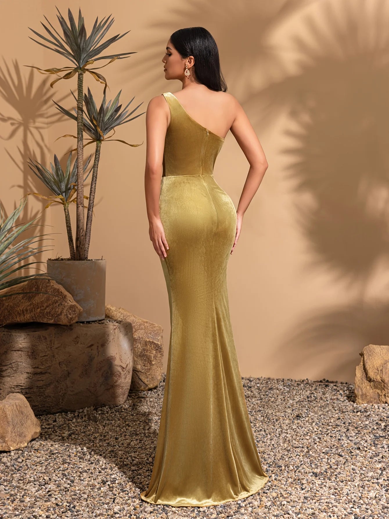 Robe en velours doré