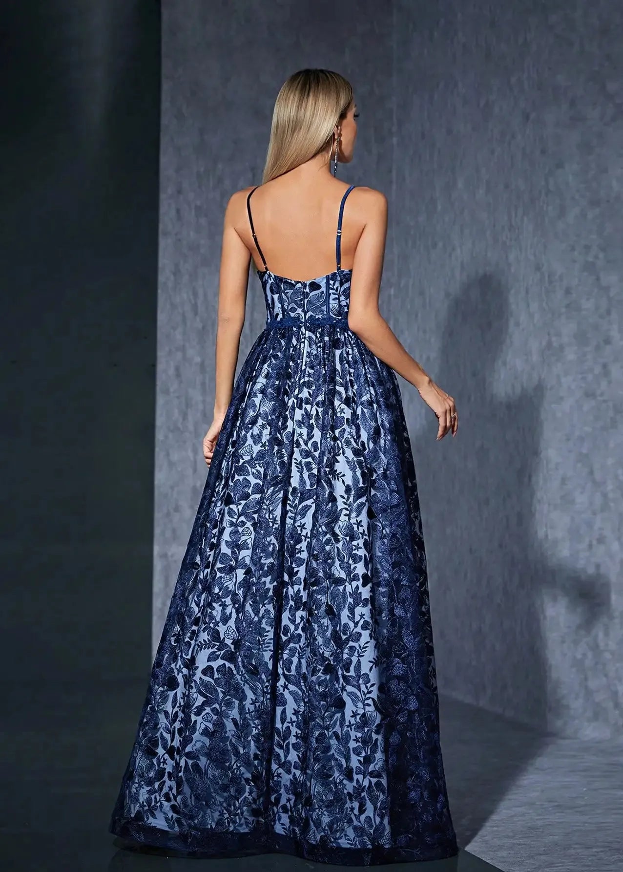 Robe de bal bleue brodée