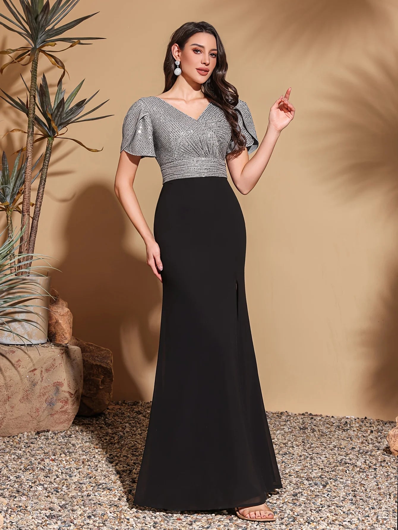 Robe argentée et noire fendue