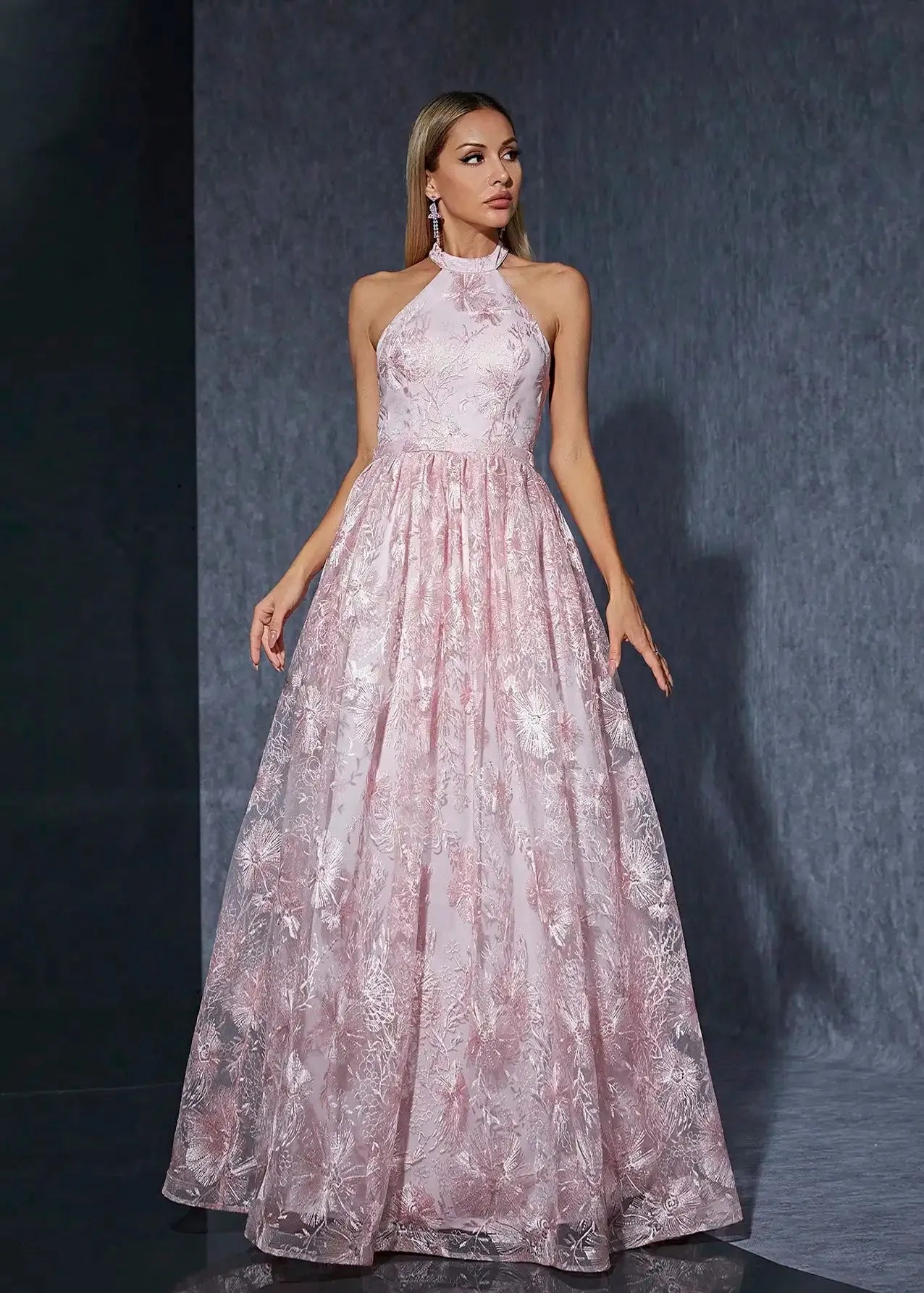 Robe de bal rose brodée