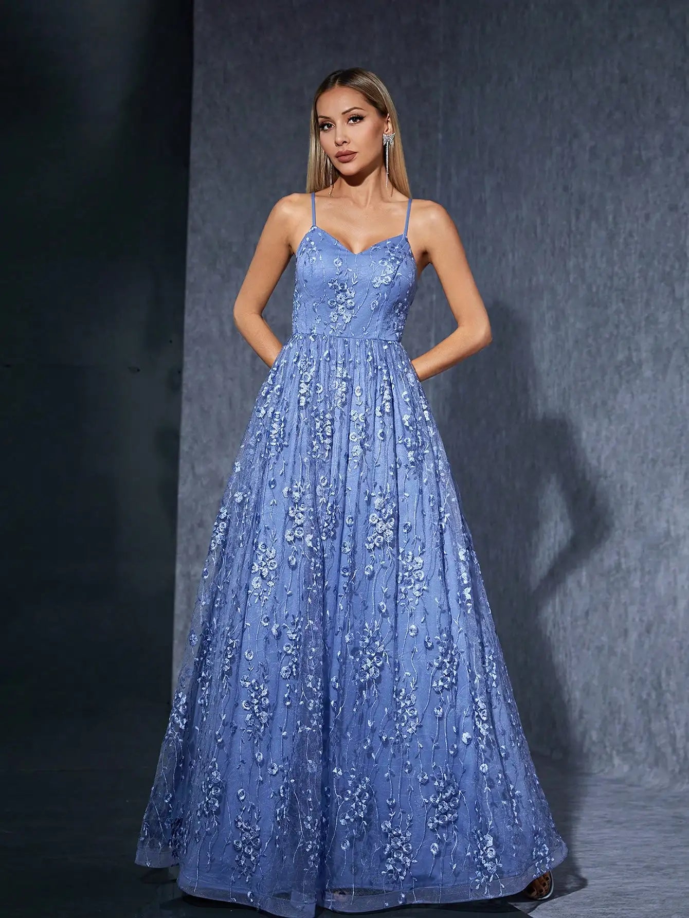 Robe de bal bleue à fleurs