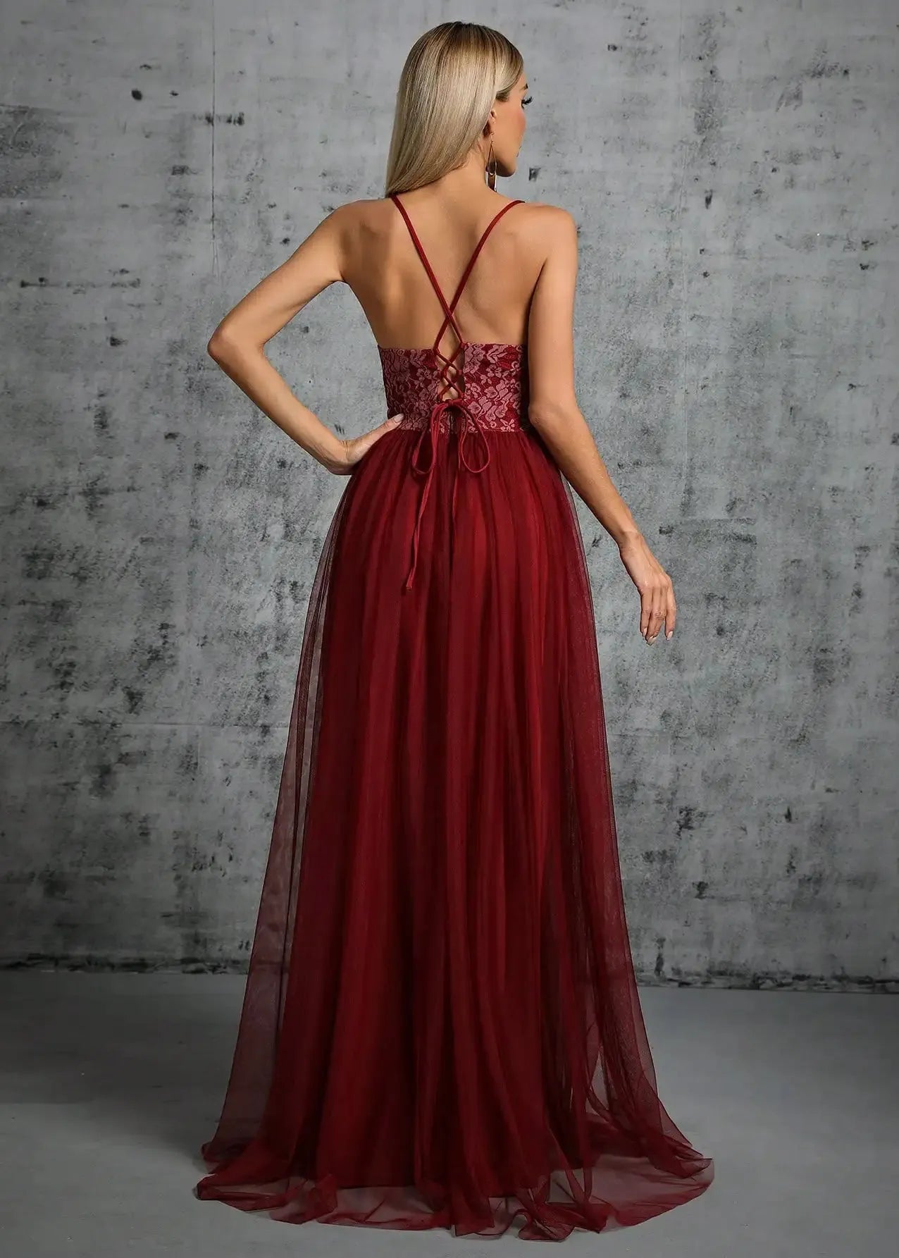 Longue robe rouge de bal