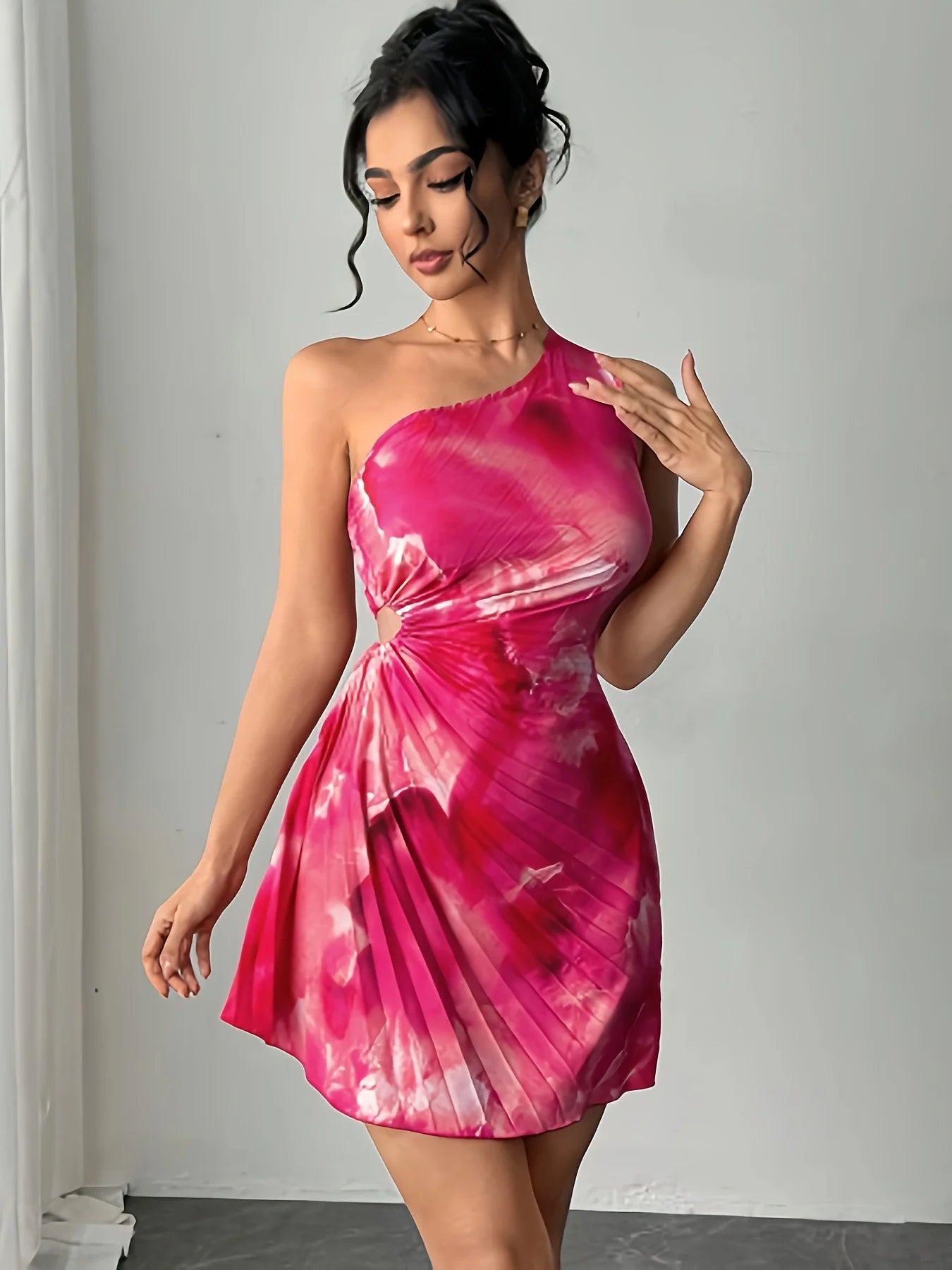 Robe courte rose épaule dénudée