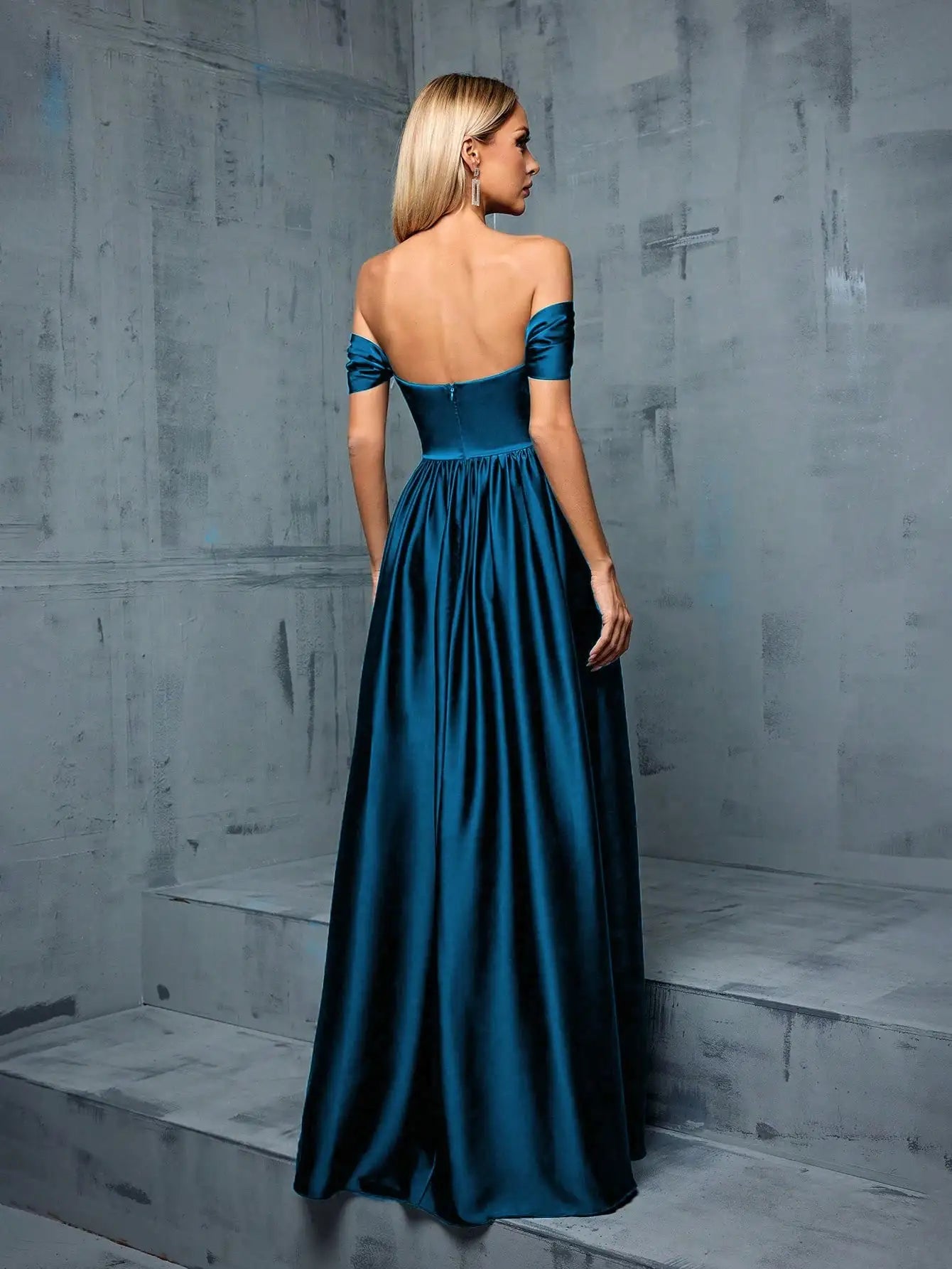 Robe de bal satin bleu épaules dénudées