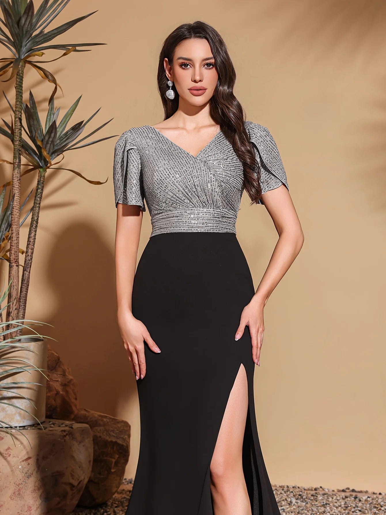 Robe argentée et noire fendue