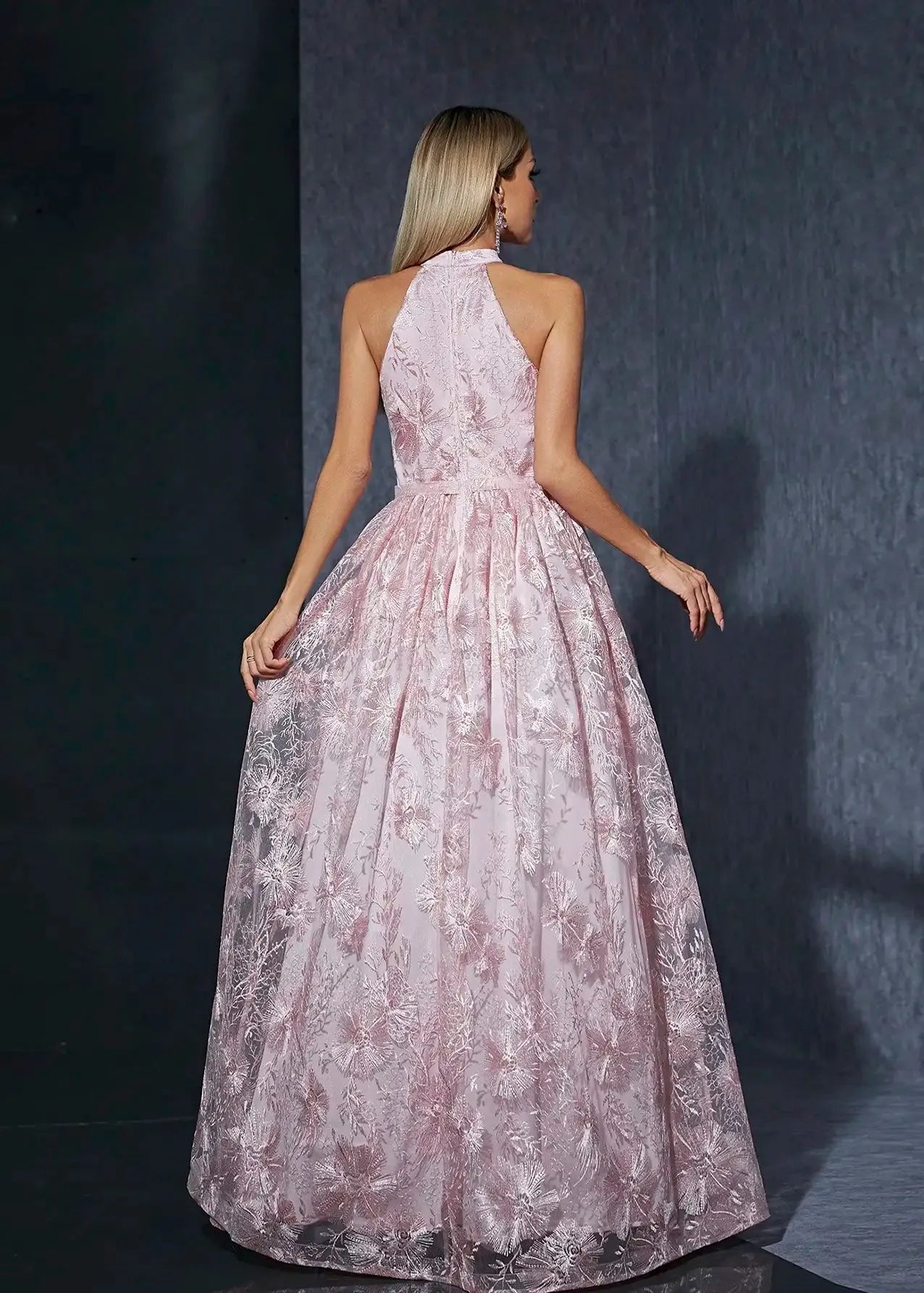 Robe de bal rose brodée