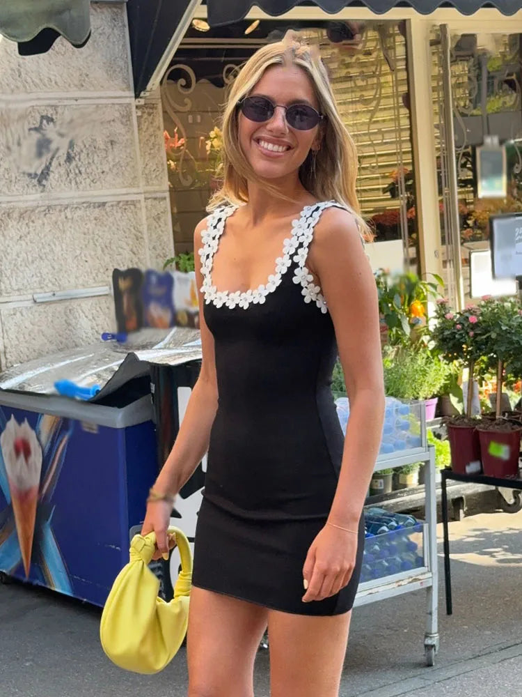 Robe courte noire encolure fleurs